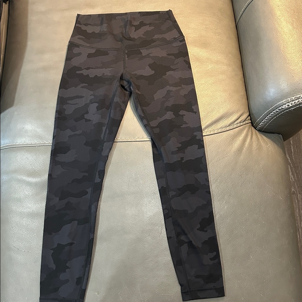 Lululemon Wunder Under High-Rise 25”Legging. Size 6, black camo